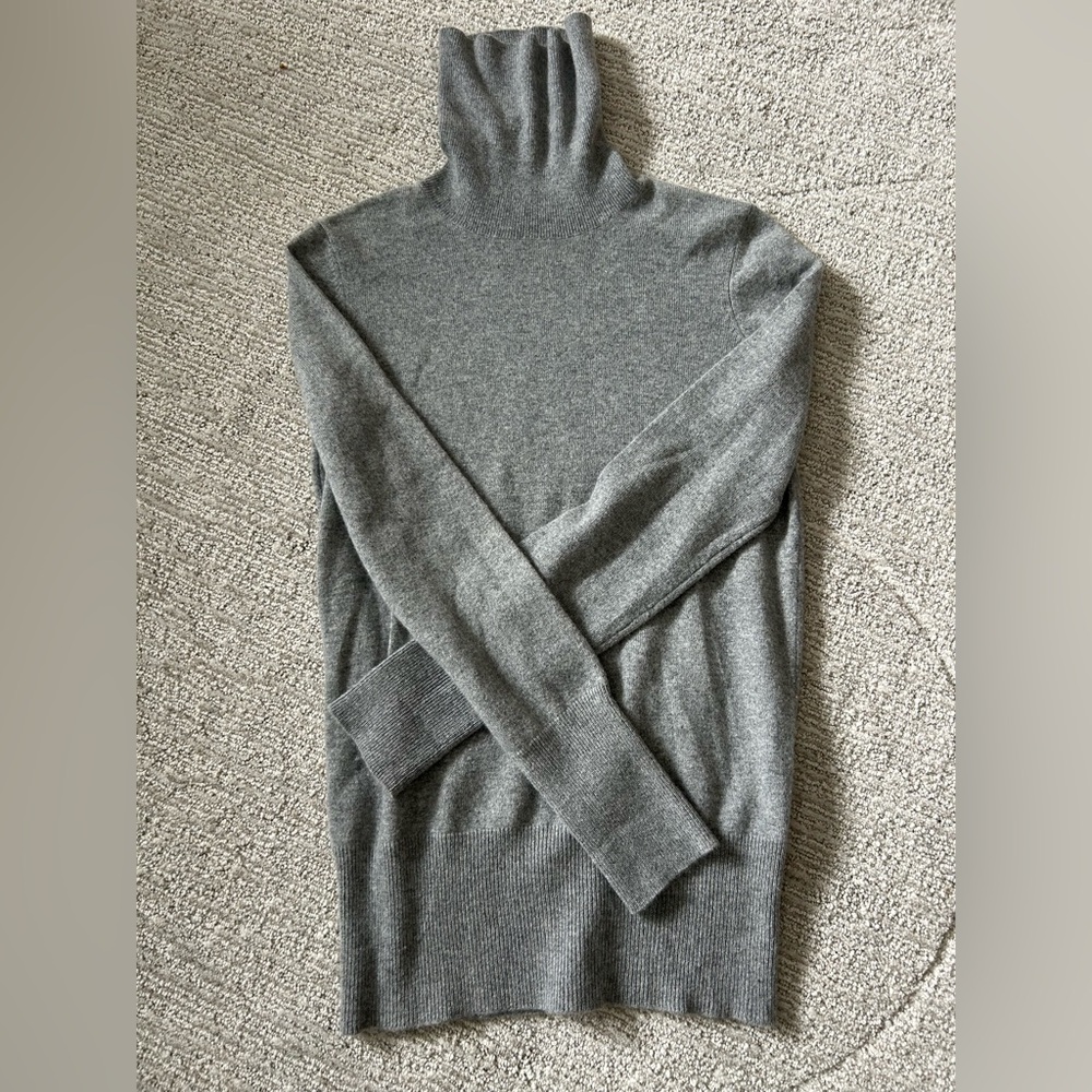 Men's Gray cashmereTurtleneck Sweater, size medium